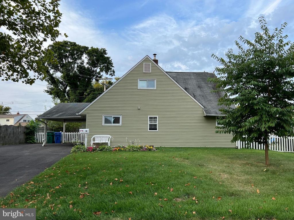 16 CRABTREE DR, Levittown, PA 19055