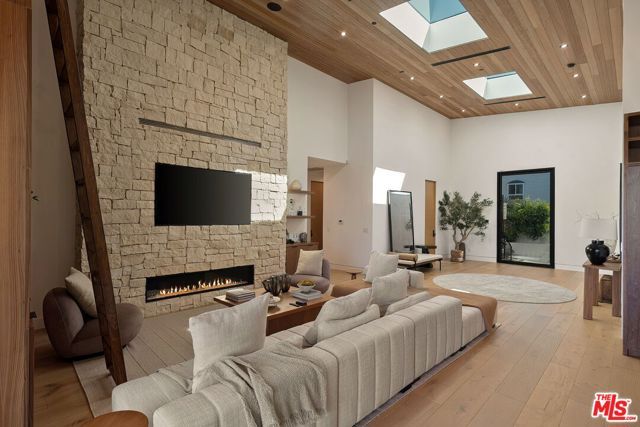 9715 Arby Drive, Beverly Hills, CA 90210