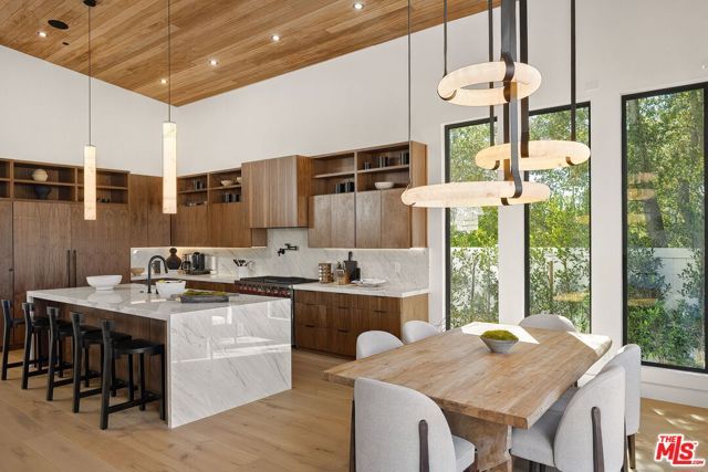 9715 Arby Drive, Beverly Hills, CA 90210