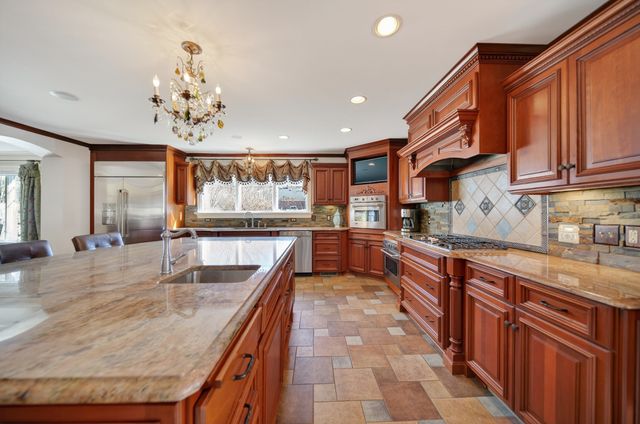 426 SHAWNEE Drive, Erie, PA 16505