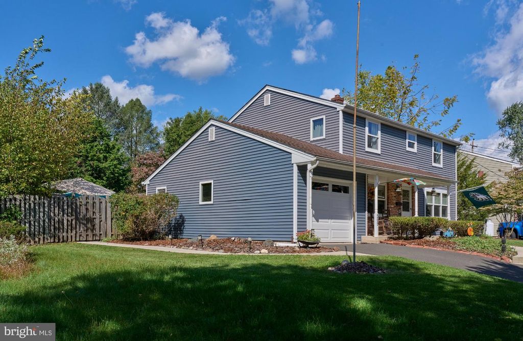 569 MAPLE AVE, DOYLESTOWN, PA 18901 — photo 2