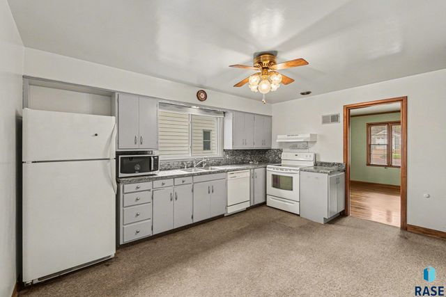 928 W 3rd St Street, Sioux Falls, SD 57104