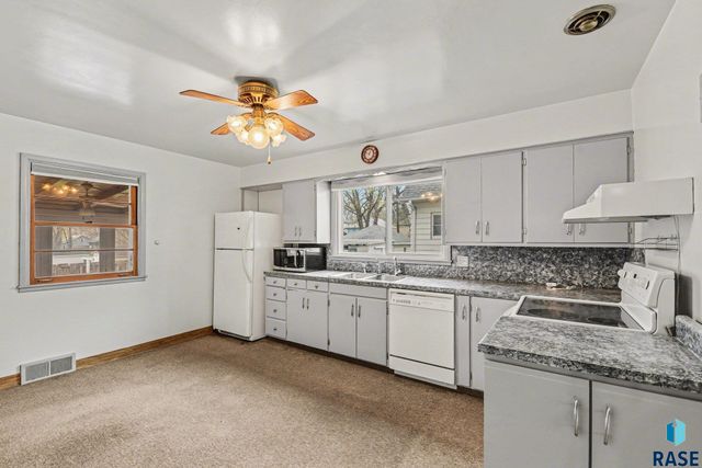 928 W 3rd St Street, Sioux Falls, SD 57104