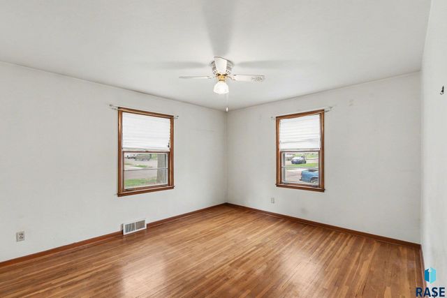 928 W 3rd St Street, Sioux Falls, SD 57104