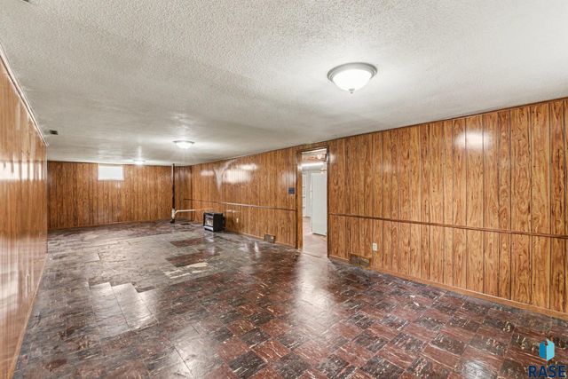 928 W 3rd St Street, Sioux Falls, SD 57104