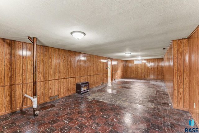 928 W 3rd St Street, Sioux Falls, SD 57104