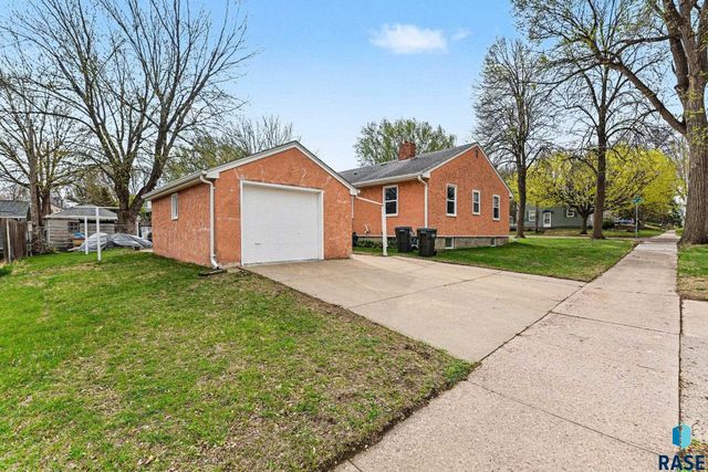 928 W 3rd St Street, Sioux Falls, SD 57104