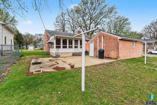 928 W 3rd St Street, Sioux Falls, SD 57104