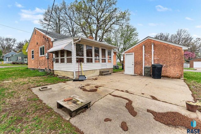 928 W 3rd St Street, Sioux Falls, SD 57104