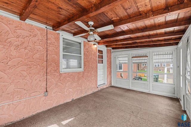 928 W 3rd St Street, Sioux Falls, SD 57104