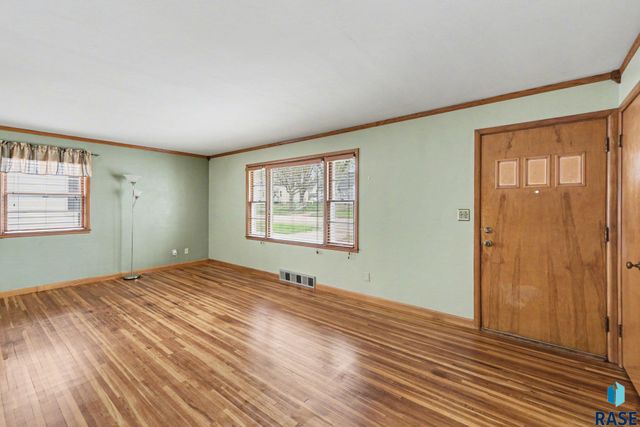 928 W 3rd St Street, Sioux Falls, SD 57104