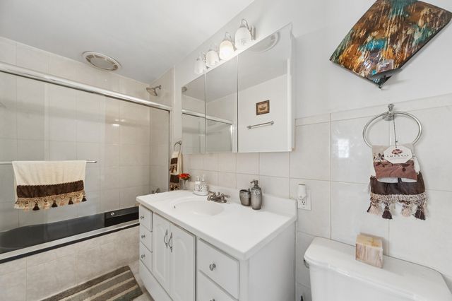 9481 Park Lane, Des Plaines, IL 60016