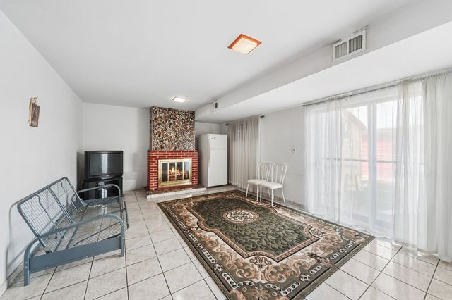 9481 Park Lane, Des Plaines, IL 60016