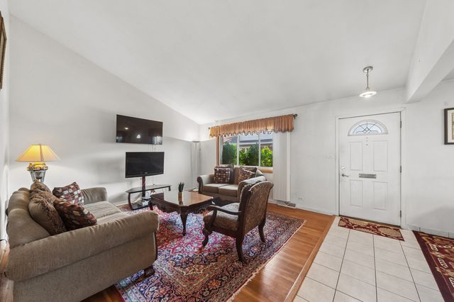 9481 Park Lane, Des Plaines, IL 60016