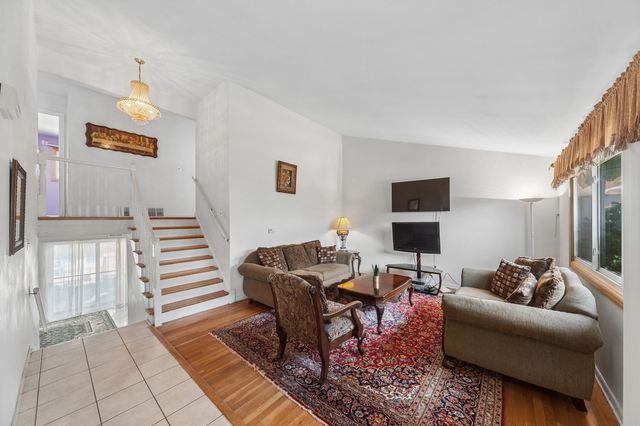 9481 Park Lane, Des Plaines, IL 60016