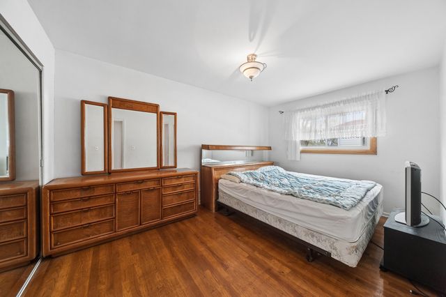 9481 Park Lane, Des Plaines, IL 60016