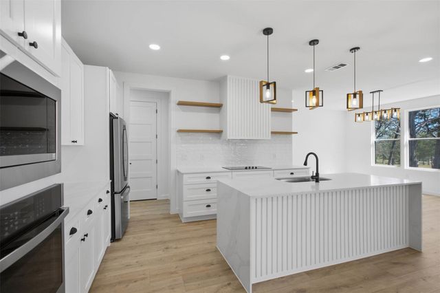 208 Ulupau CIR, Bastrop, TX 78602
