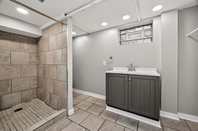 654 36th Street, Des Moines, IA 50312