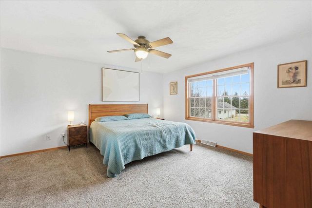 1081 S VIOLET LANE, Appleton, WI 54914