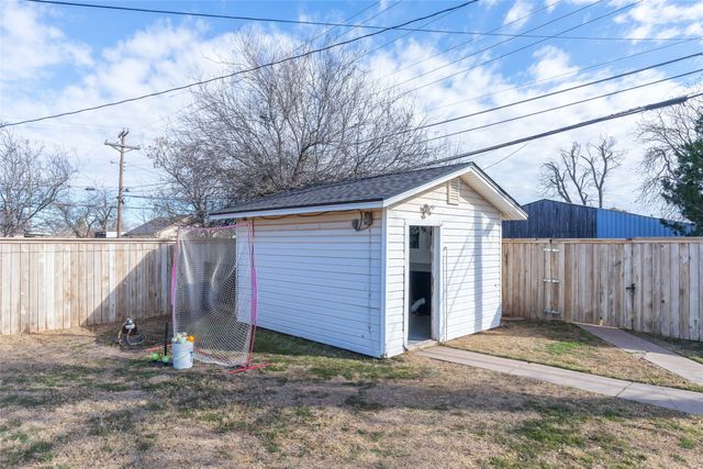715 Avenue J, Anson, TX 79501