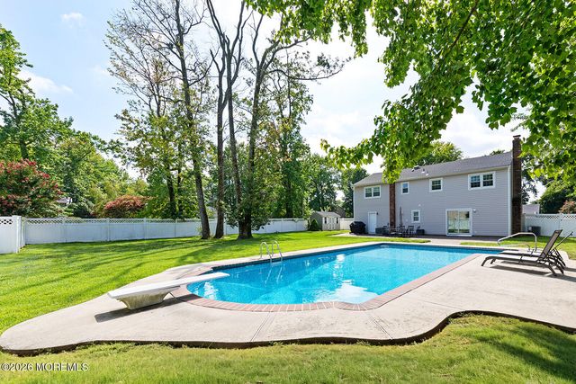 5 Sanders Drive, Middletown, NJ 07748