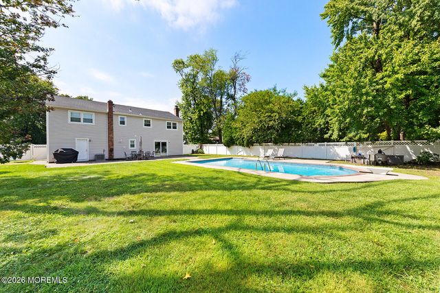 5 Sanders Drive, Middletown, NJ 07748