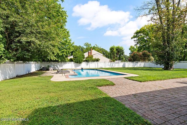 5 Sanders Drive, Middletown, NJ 07748