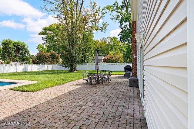 5 Sanders Drive, Middletown, NJ 07748