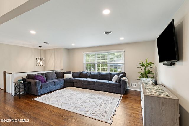 5 Sanders Drive, Middletown, NJ 07748