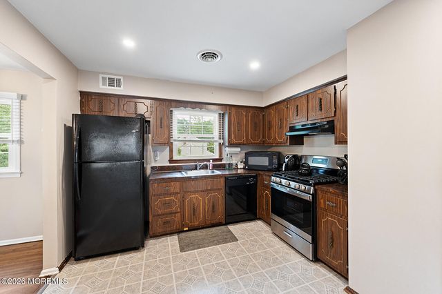 5 Sanders Drive, Middletown, NJ 07748