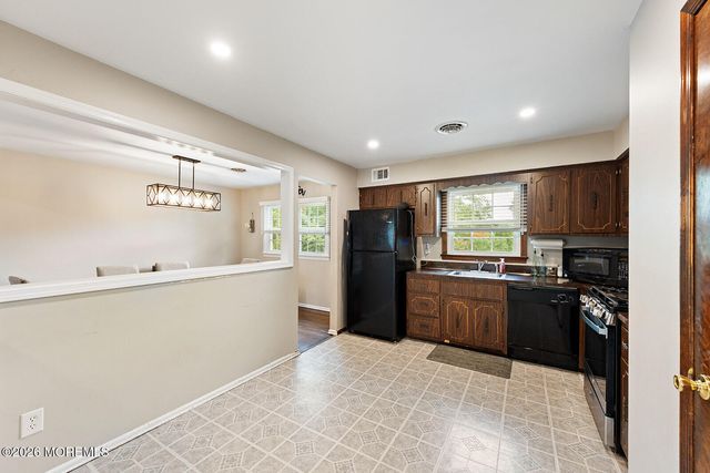 5 Sanders Drive, Middletown, NJ 07748