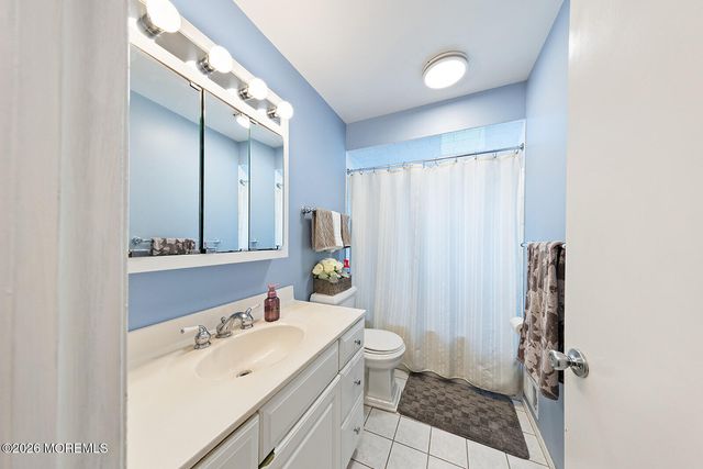 5 Sanders Drive, Middletown, NJ 07748