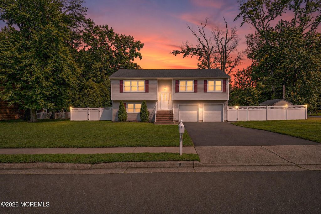 5 Sanders Drive, Middletown, NJ 07748