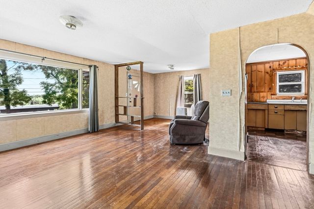 8 Underwood Ave, Easthampton, MA 01027