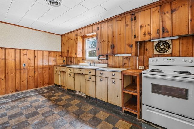 8 Underwood Ave, Easthampton, MA 01027