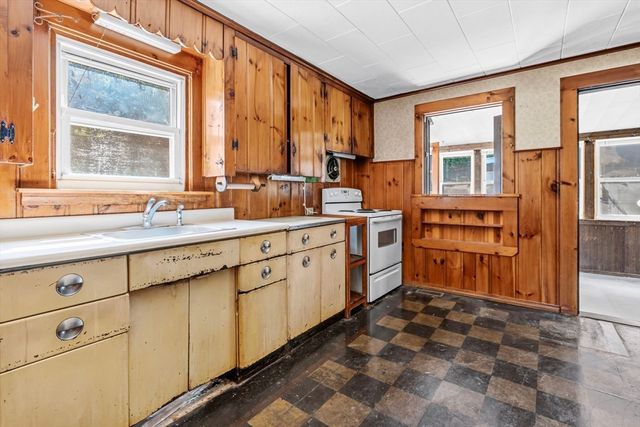 8 Underwood Ave, Easthampton, MA 01027