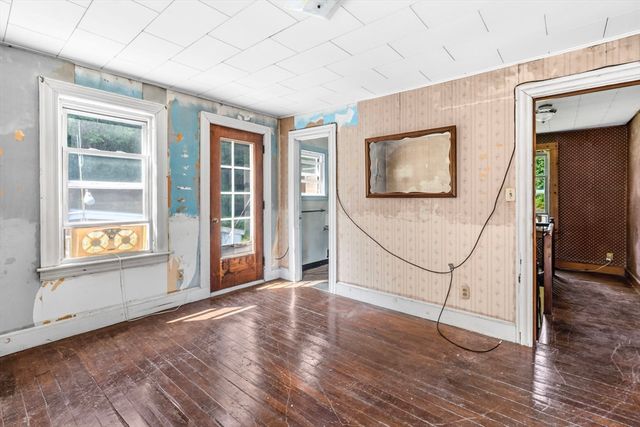 8 Underwood Ave, Easthampton, MA 01027