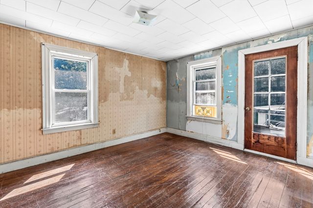8 Underwood Ave, Easthampton, MA 01027