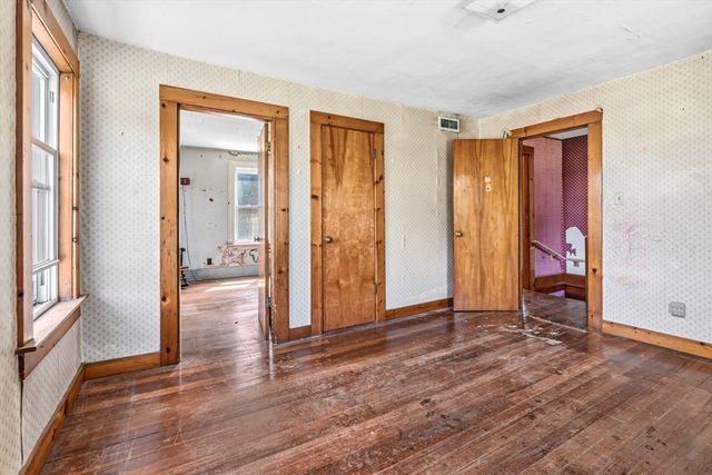 8 Underwood Ave, Easthampton, MA 01027