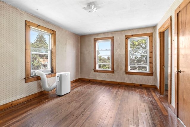 8 Underwood Ave, Easthampton, MA 01027