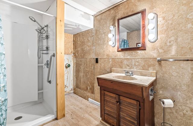 8 Underwood Ave, Easthampton, MA 01027