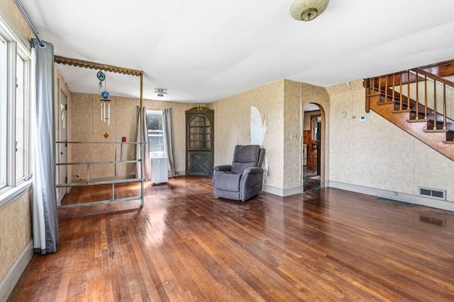 8 Underwood Ave, Easthampton, MA 01027