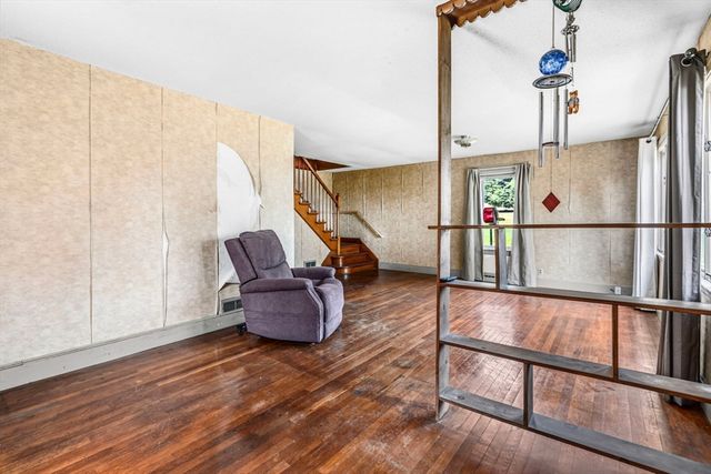 8 Underwood Ave, Easthampton, MA 01027