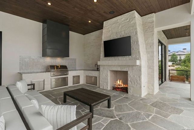 3672 Clubs Dr, Boerne, TX 78006