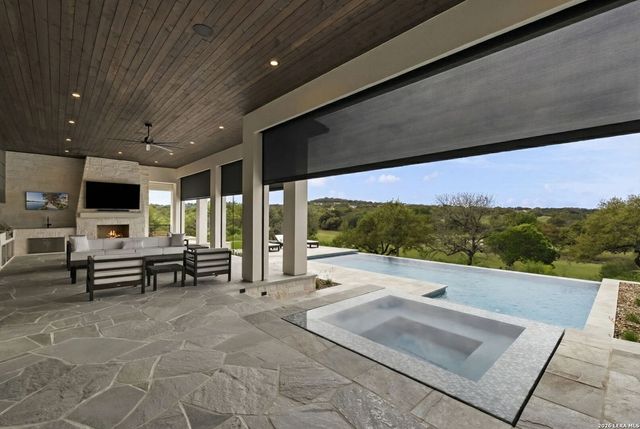 3672 Clubs Dr, Boerne, TX 78006