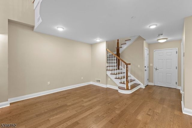 208 Shearwater Ct 15, Jersey City, NJ 07305