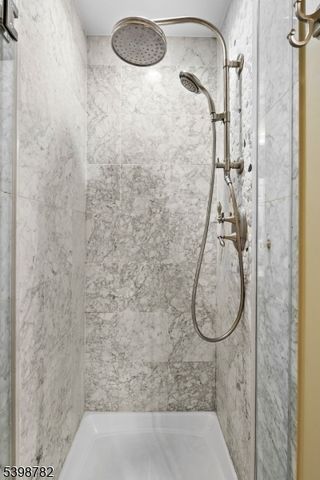 208 Shearwater Ct 15, Jersey City, NJ 07305