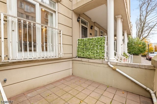 208 Shearwater Ct 15, Jersey City, NJ 07305