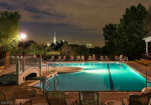 208 Shearwater Ct 15, Jersey City, NJ 07305