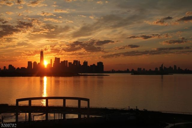 208 Shearwater Ct 15, Jersey City, NJ 07305